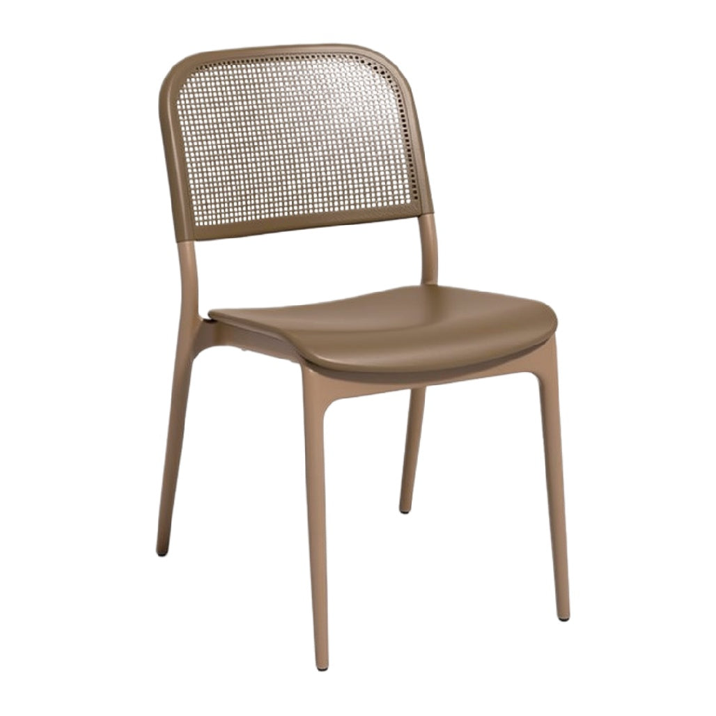 Moderne kunststof stoel met rieten rugleuning
